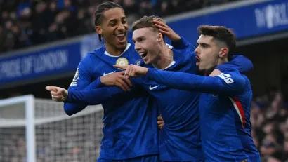 Fudbaleri Čelsija proslavljaju gol